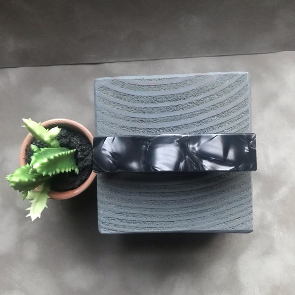 Barrette Hair Clip lined by Loctia with a black liner. - Picture 4 of 6